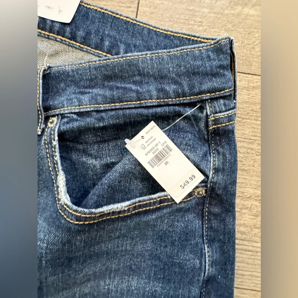 BUNDLE 2 ITEMS FOR $8✨

OLD NAVY mid-rise boyfriend jeans ✨ - Picture 9 of 11